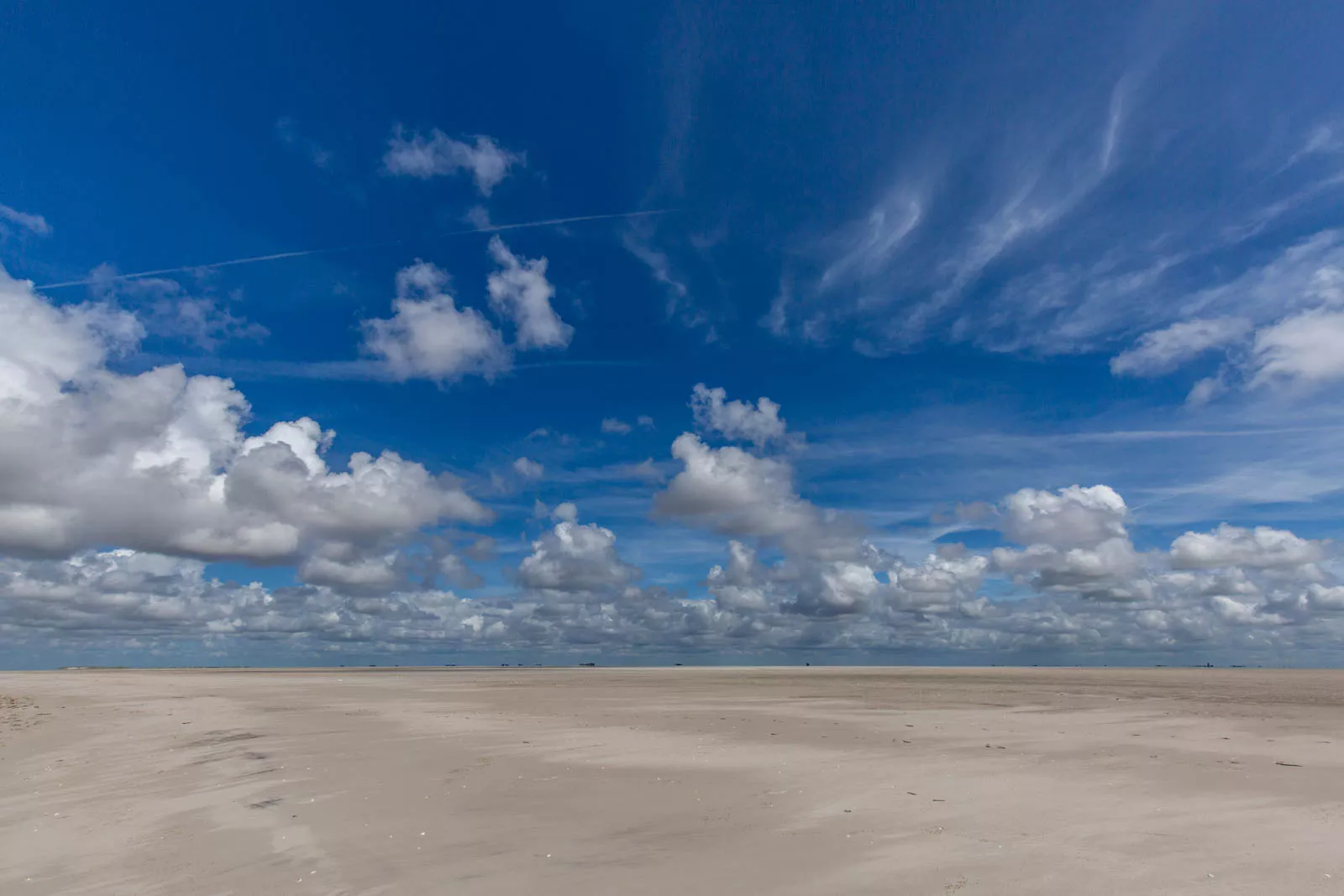 wattandern-unendlicher-himmel-weiter-blick-insel-pellworm